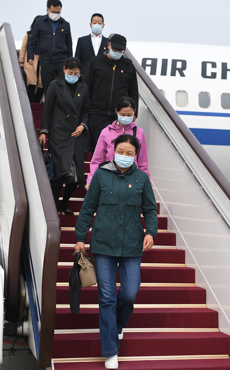 10月13日，来自青海省的党的二十大代表乘飞机抵达北京首都国际机场。新华社记者 张豪夫 摄.jpg