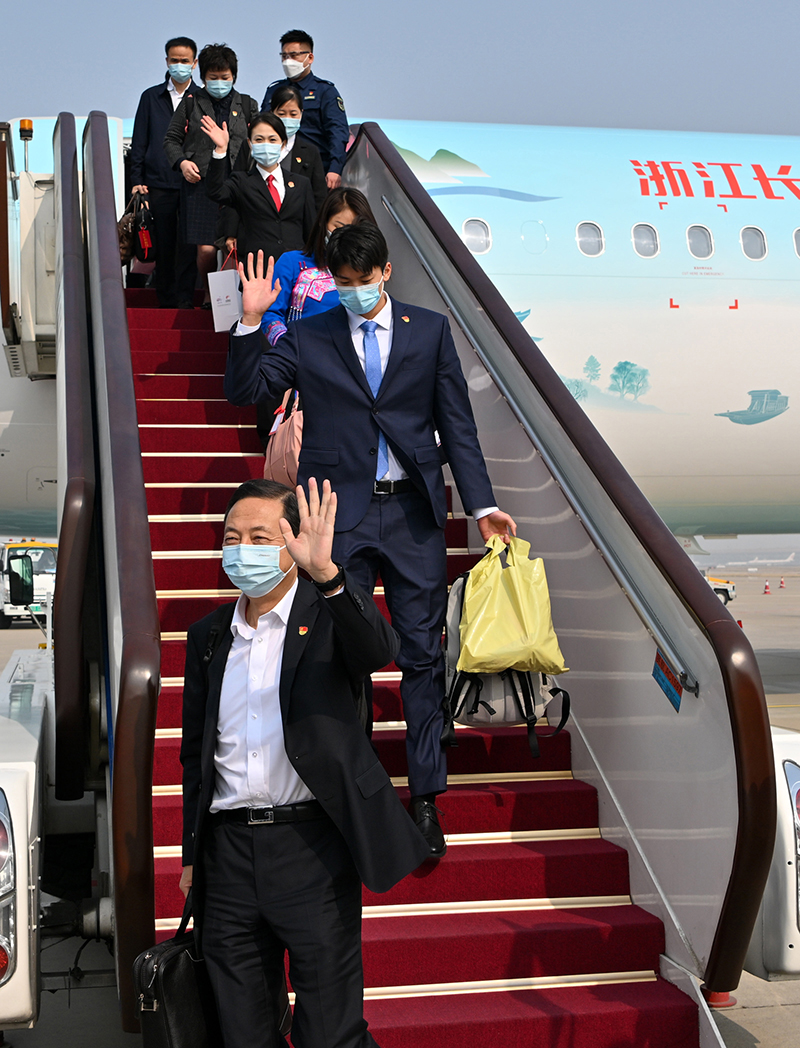 10月14日，来自浙江省的党的二十大代表乘飞机抵达北京首都国际机场。新华社记者 陈益宸 摄.jpg