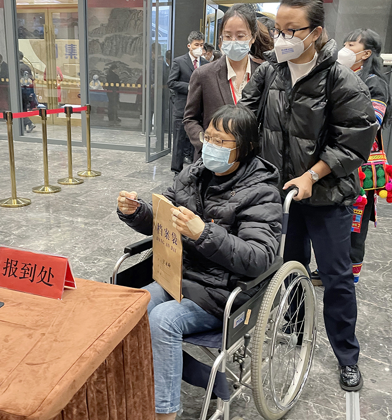 10月13日，来自云南省的党的二十大代表抵达北京。这是张桂梅代表（前）抵达驻地报到。新华社记者 王宾 摄.jpg