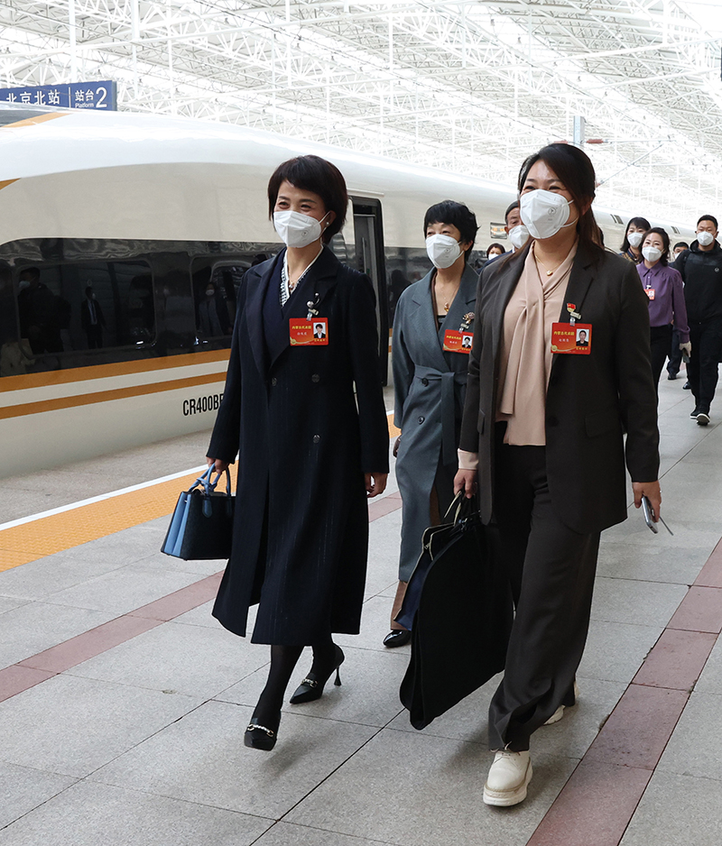 10月13日，来自内蒙古自治区的党的二十大代表乘高铁抵达北京北站。新华社记者 张玉薇 摄.jpg
