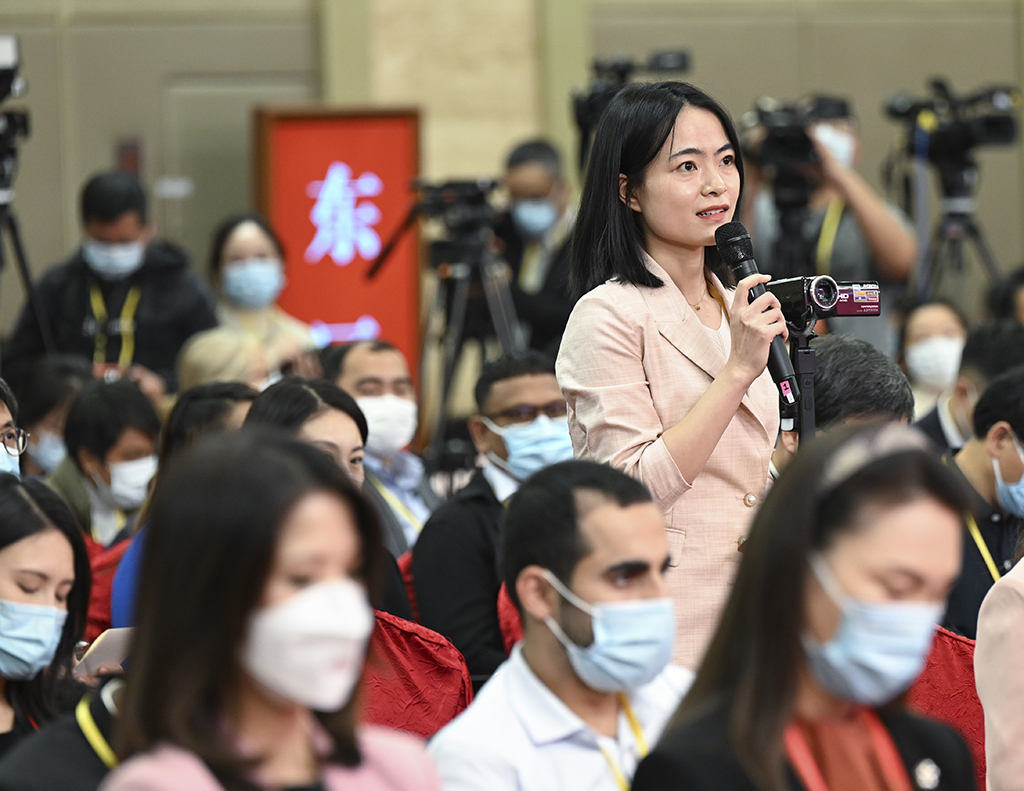 10月15日，中国共产党第二十次全国代表大会新闻发言人孙业礼在北京人民大会堂举行新闻发布会。这是记者在分会场提问。.jpg