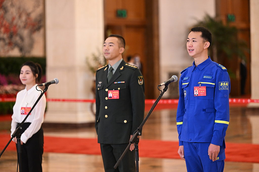 10月16日，中国共产党第二十次全国代表大会在北京人民大会堂开幕。这是开幕会前，姜丽娟、孙金龙、於若飞代表（自左至右）接受采访。新华社记者 金良快 摄.jpg