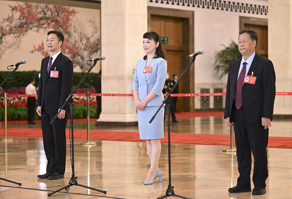 10月16日，中国共产党第二十次全国代表大会在北京人民大会堂开幕。这是开幕会前，周伟、杨宇、林占熺代表（自左至右）接受采访。新华社记者 金良快 摄.jpg