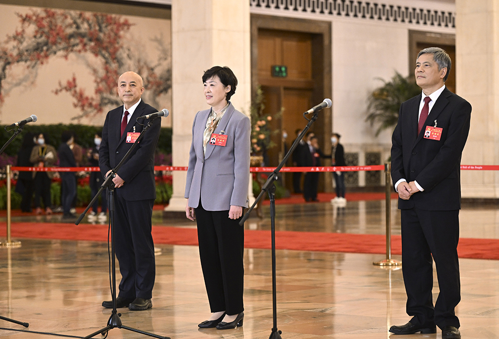 10月16日，中国共产党第二十次全国代表大会在北京人民大会堂开幕。这是开幕会前，王旭东、钱素云、谢春涛代表（自左至右）接受采访。新华社记者 金良快 摄.jpg