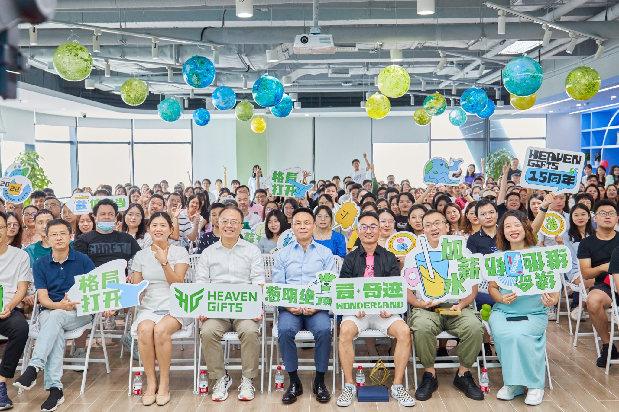 去年9月21日,爱奇迹15周年庆典在深圳万庭大厦总部召开,张升伟等高管