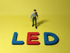 显示行业走势分化 LED企业加速打造第二增长曲线
