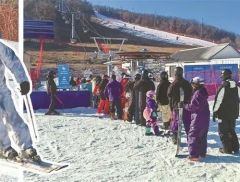 到东北滑雪去！雪场陆续“开板” ，“冷经济”释放“热动能”！