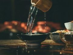 上市以来首次！头部酒企纷纷出手